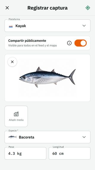 El formulario de captura tras la foto: kayak, la foto del pez, especie bonito del Atlántico, peso 4,3 kg y longitud 60 cm rellenados